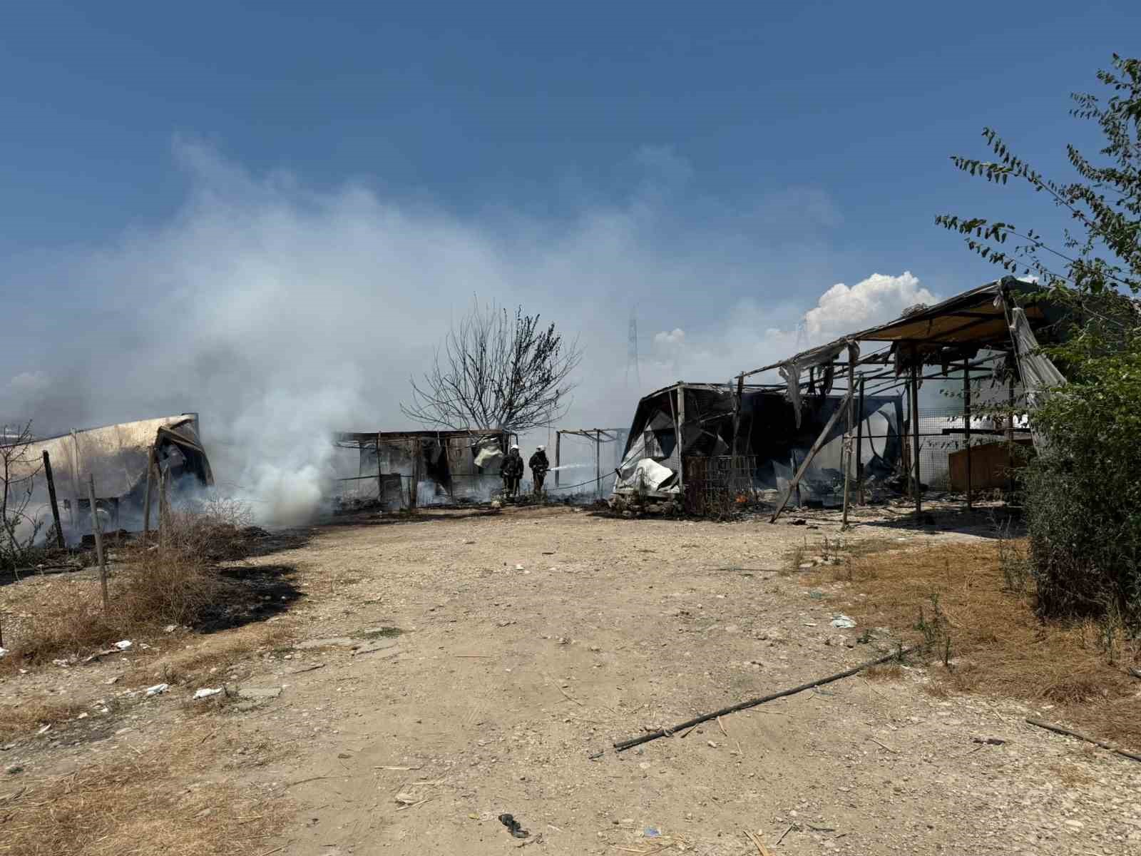 Tarım işçisi annenin yangın gözyaşları: 7 yıldır kaldığı konteyner gözleri önünde küle döndü