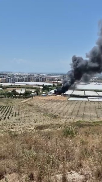 Tarım işçisi annenin yangın gözyaşları: 7 yıldır kaldığı konteyner gözleri önünde küle döndü