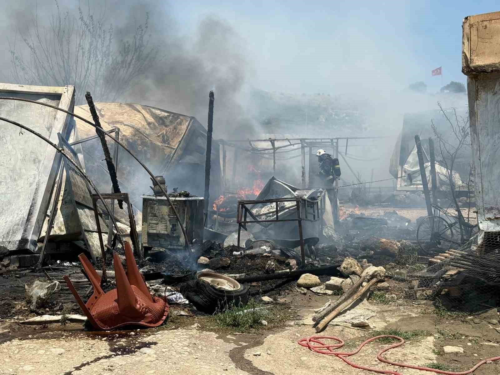Tarım işçisi annenin yangın gözyaşları: 7 yıldır kaldığı konteyner gözleri önünde küle döndü
