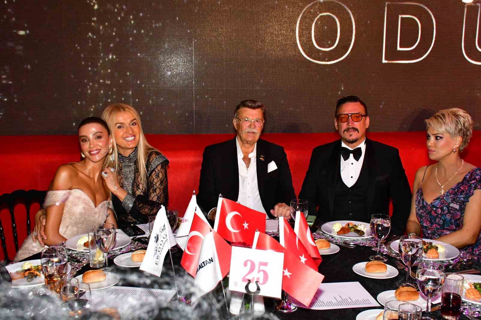 Sinema ve sanat dünyasının duayenleri ödüllendirildi