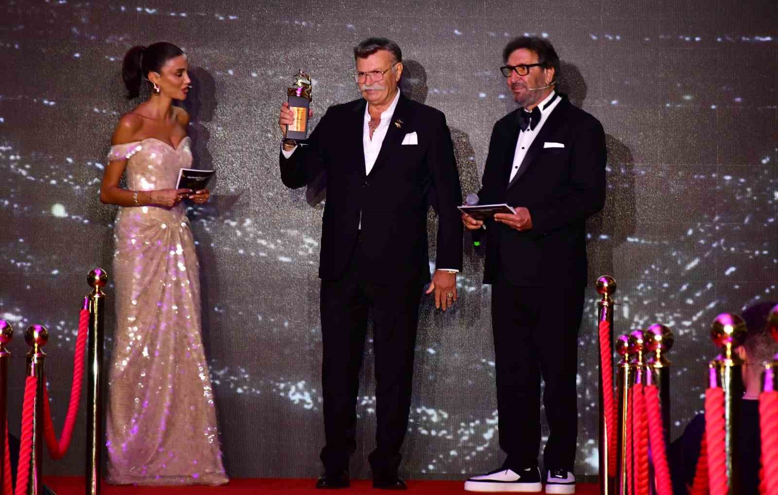 Sinema ve sanat dünyasının duayenleri ödüllendirildi
