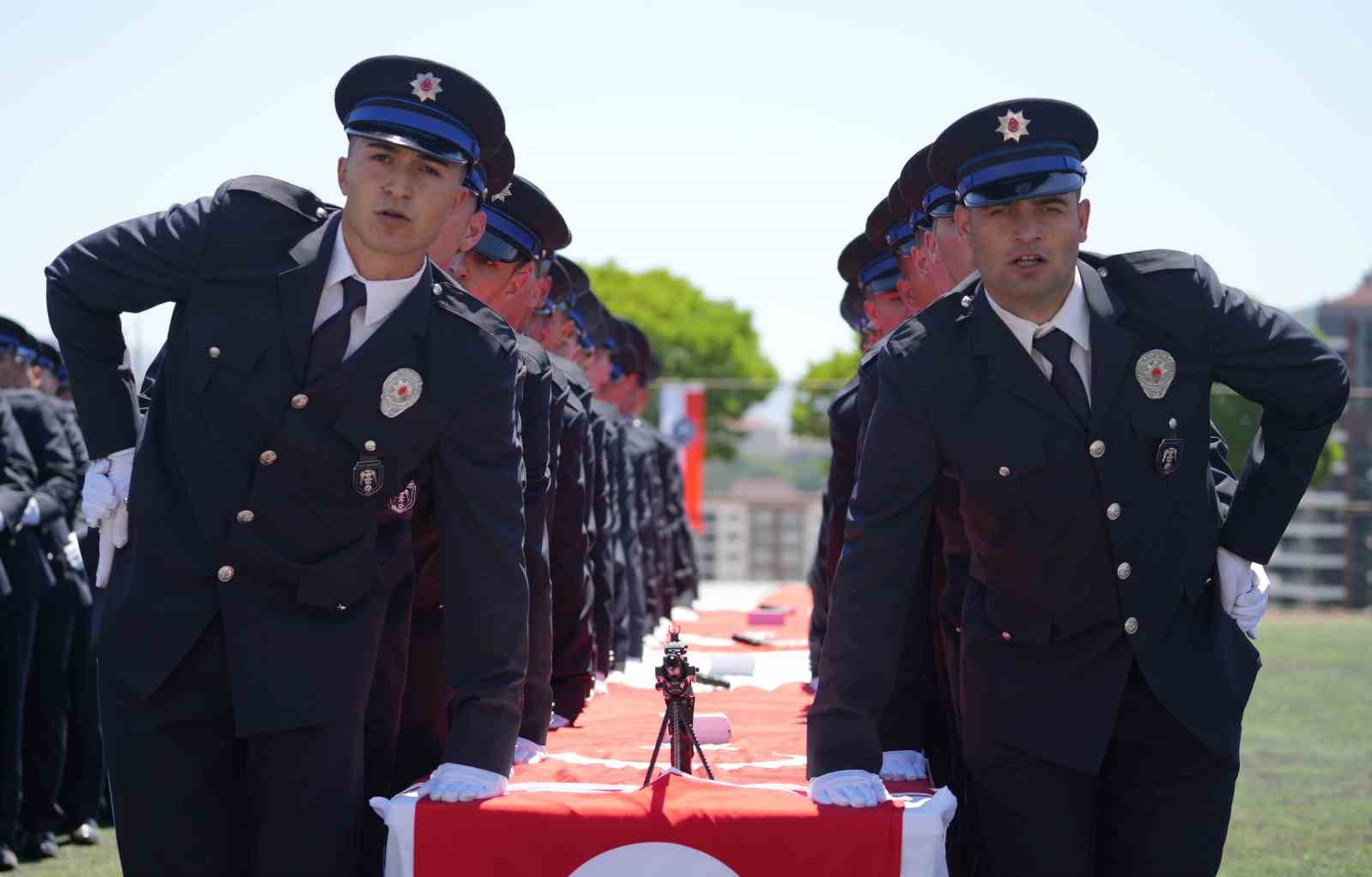PMYO Müdürü’nden yeni mezun polislere 15 Temmuz uyarısı: "Aklınızı kimseye kiraya vermeyin"