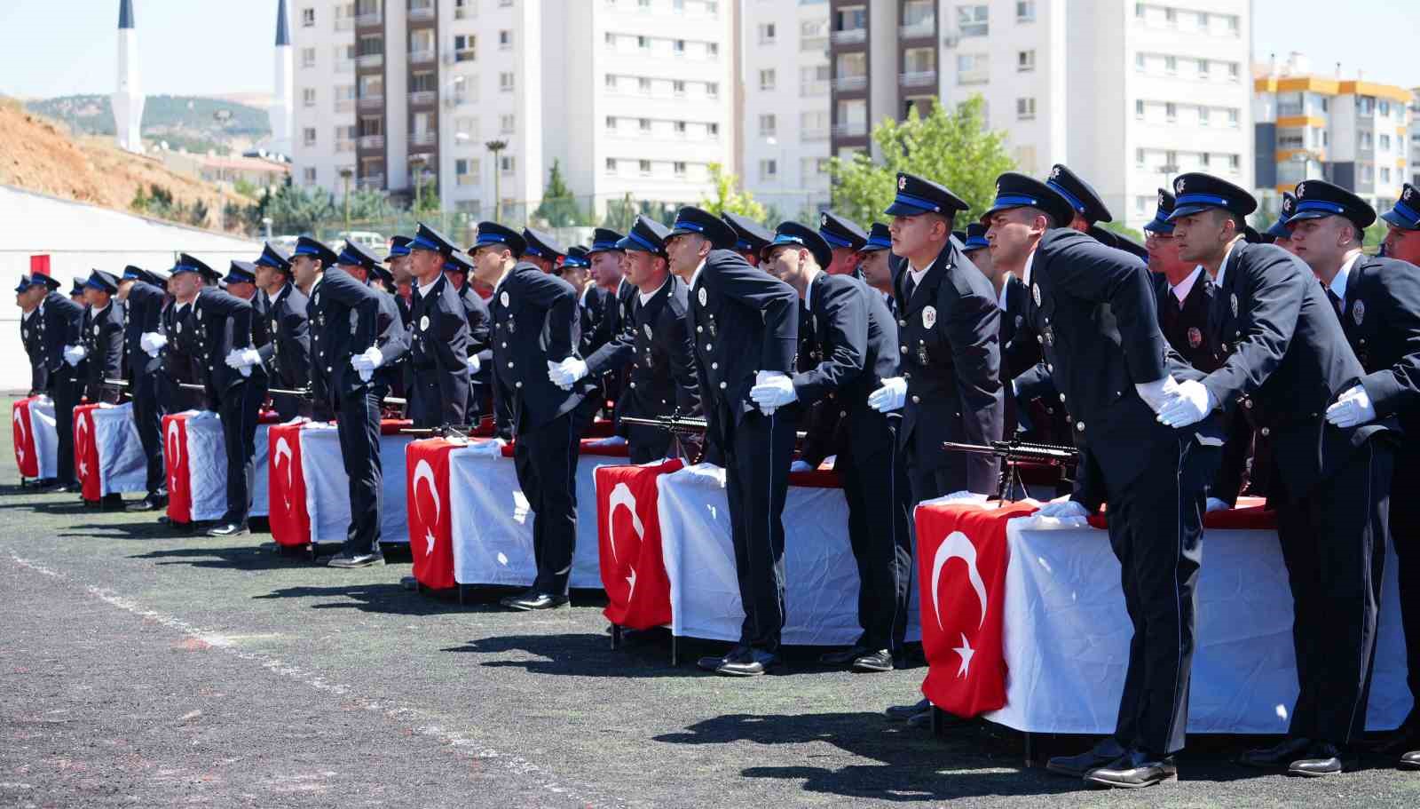 PMYO Müdürü’nden yeni mezun polislere 15 Temmuz uyarısı: "Aklınızı kimseye kiraya vermeyin"