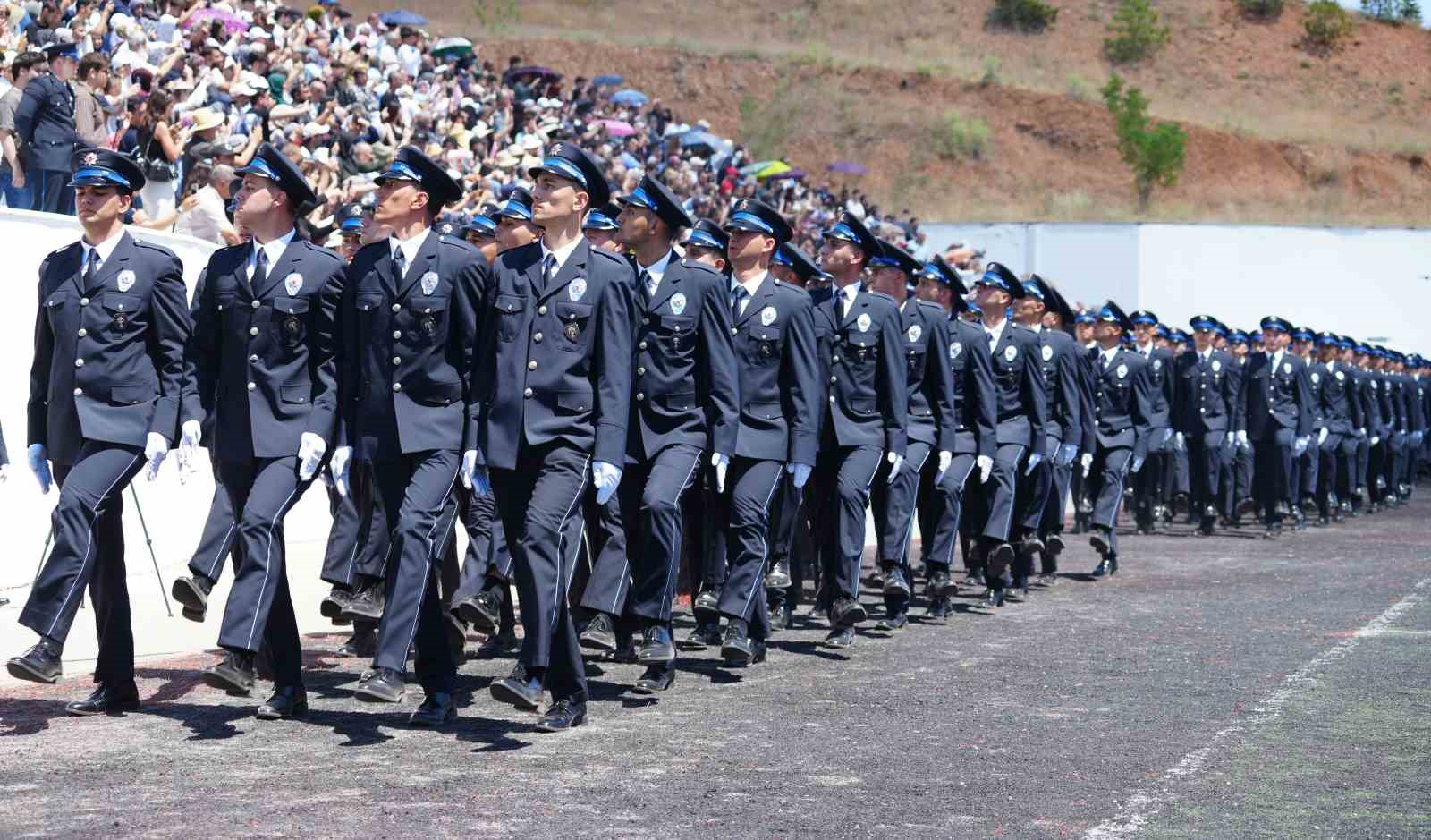 PMYO Müdürü’nden yeni mezun polislere 15 Temmuz uyarısı: "Aklınızı kimseye kiraya vermeyin"