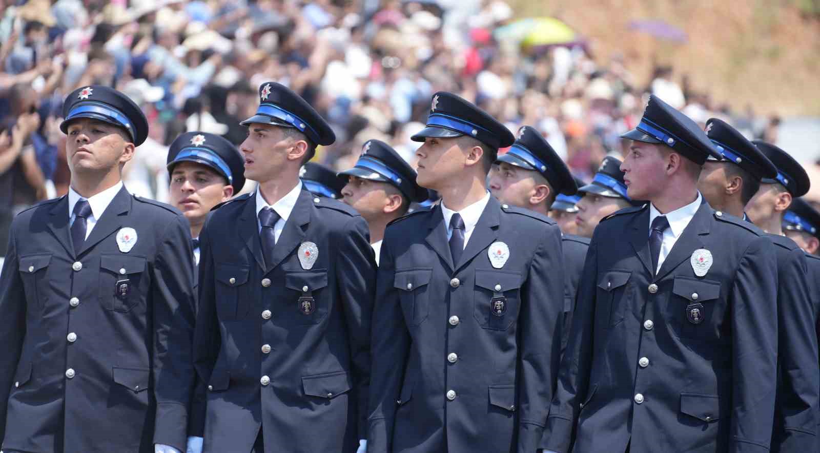 PMYO Müdürü’nden yeni mezun polislere 15 Temmuz uyarısı: "Aklınızı kimseye kiraya vermeyin"