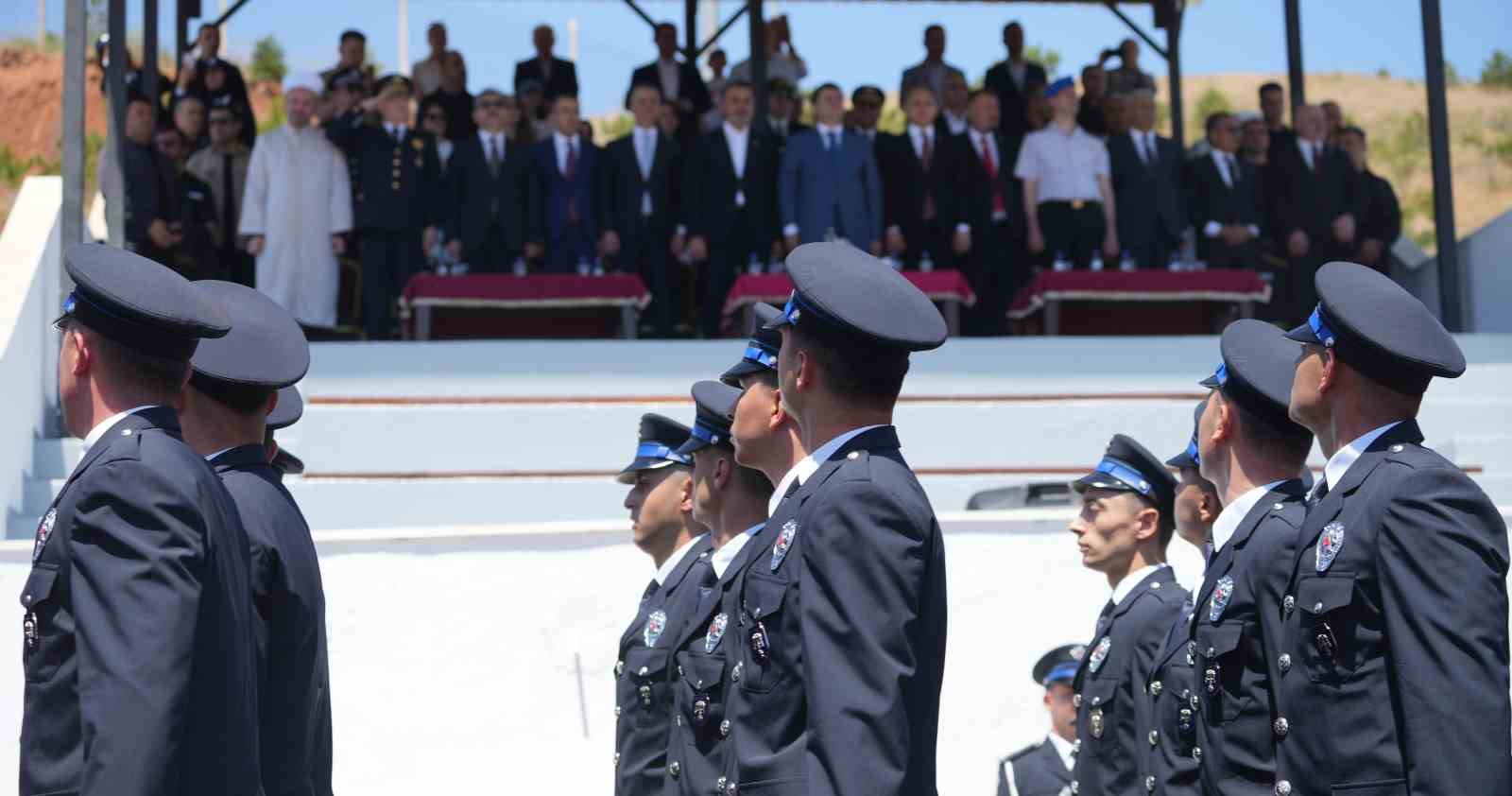 PMYO Müdürü’nden yeni mezun polislere 15 Temmuz uyarısı: "Aklınızı kimseye kiraya vermeyin"