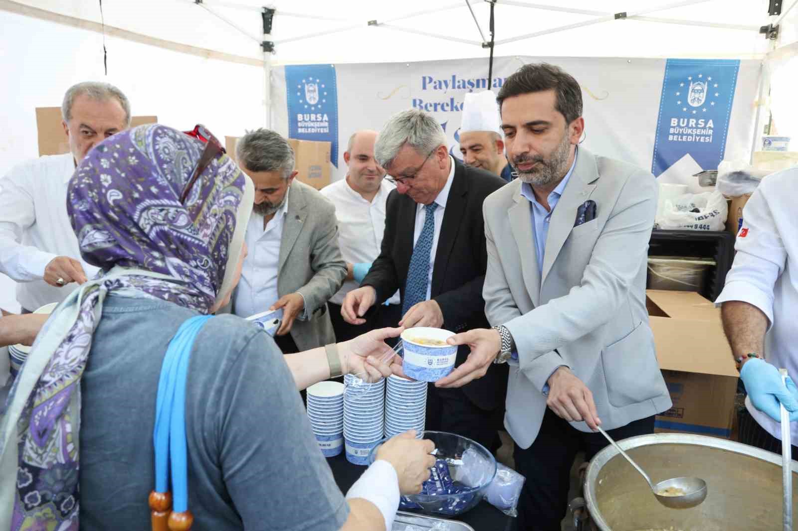 Büyükşehir’den 17 ilçede 28 farklı noktada aşure ikramı