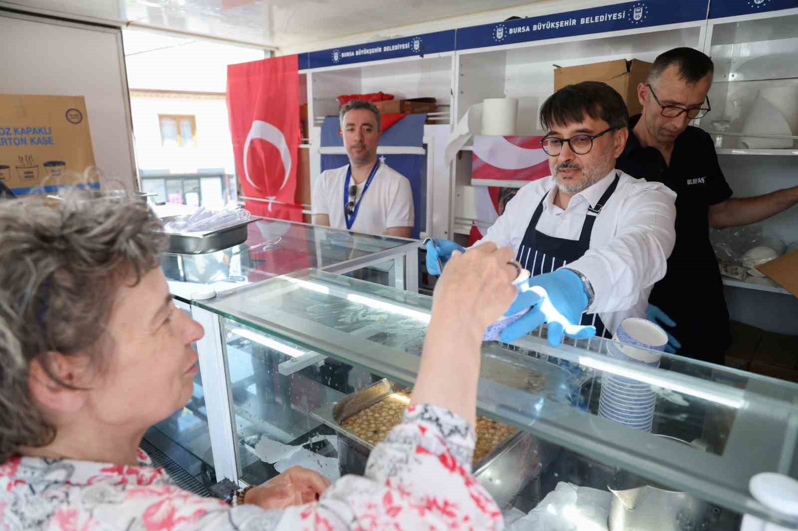 Büyükşehir’den 17 ilçede 28 farklı noktada aşure ikramı