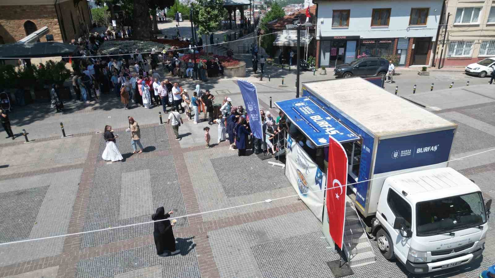 Büyükşehir’den 17 ilçede 28 farklı noktada aşure ikramı