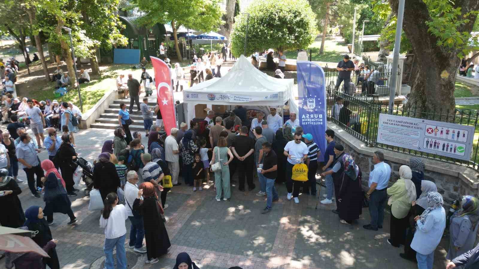 Büyükşehir’den 17 ilçede 28 farklı noktada aşure ikramı
