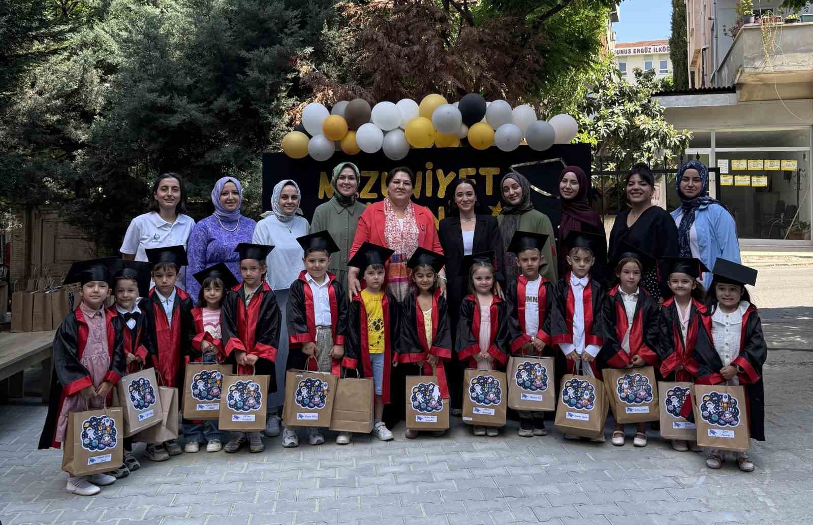 Çayırova Çocuk Kulübü öğrencileri karnelerini aldı