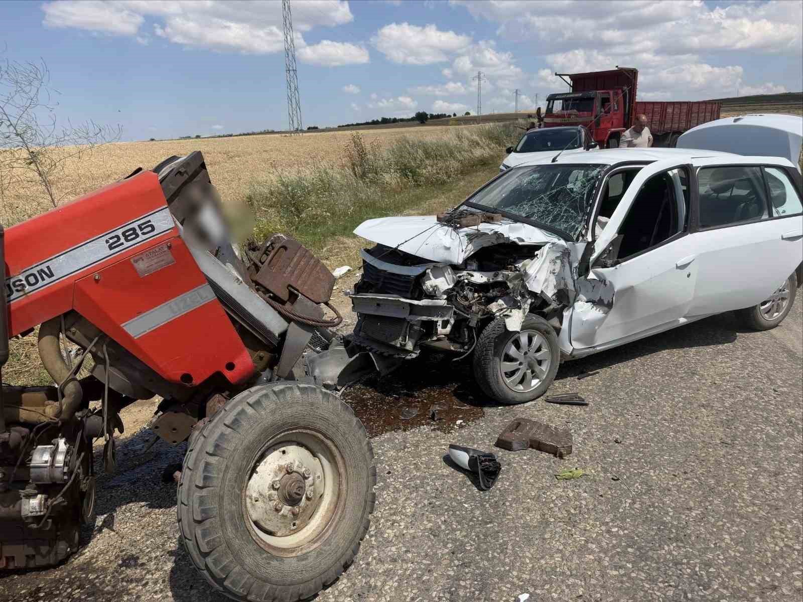 Edirne’de traktör ile otomobil çarpıştı: 2 yaralı