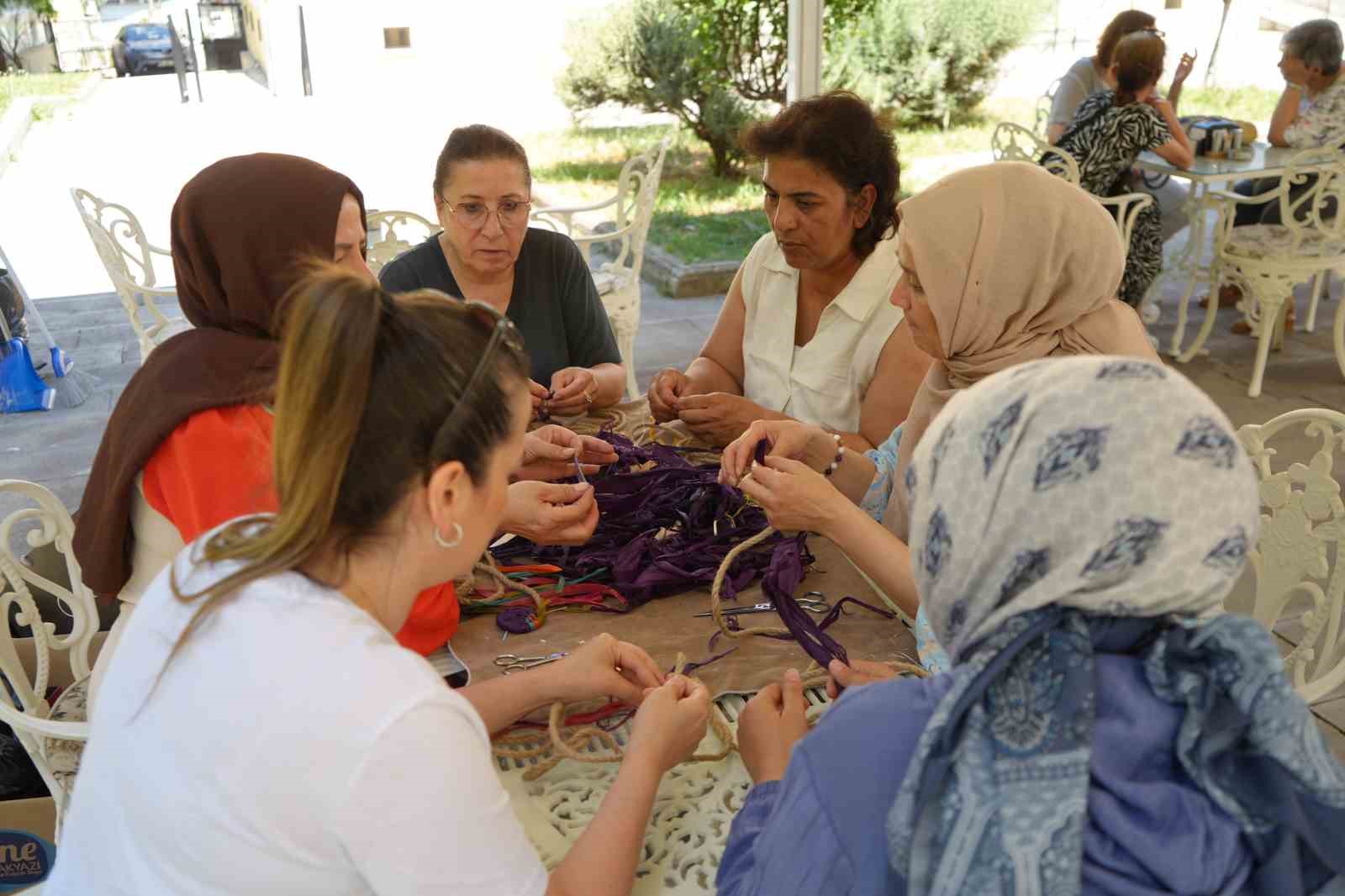 Rengarenk boyanan mısır yaprakları kadınların aksesuar eşyalarına dönüşüyor