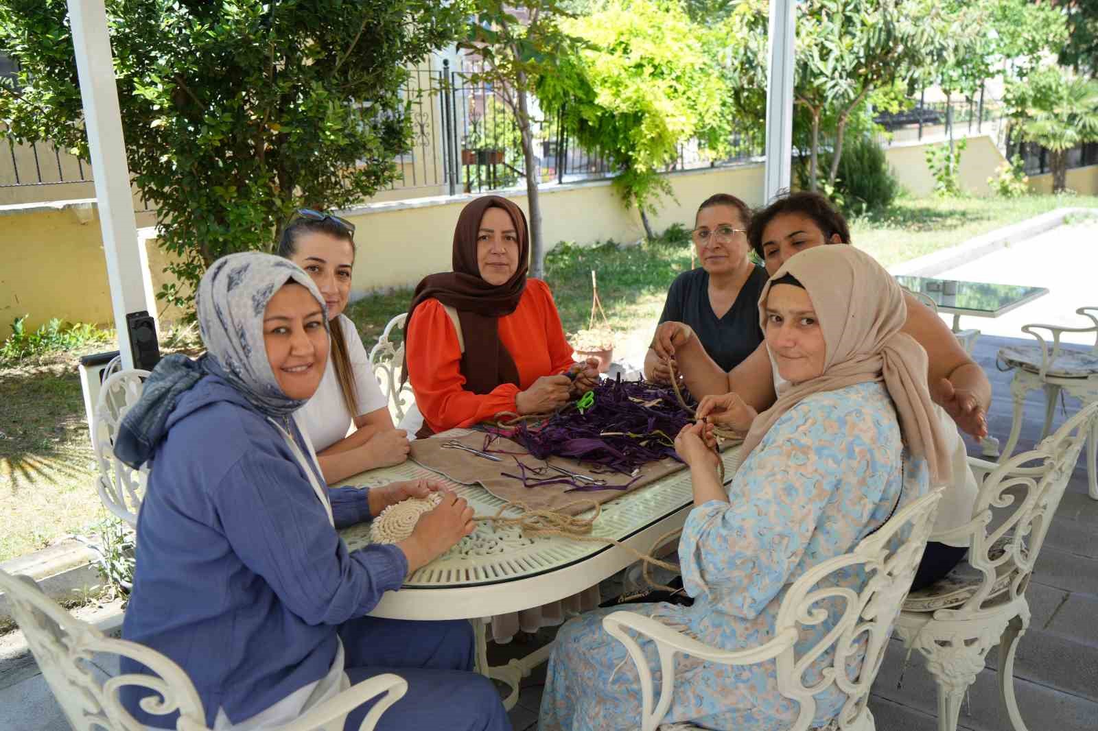 Rengarenk boyanan mısır yaprakları kadınların aksesuar eşyalarına dönüşüyor