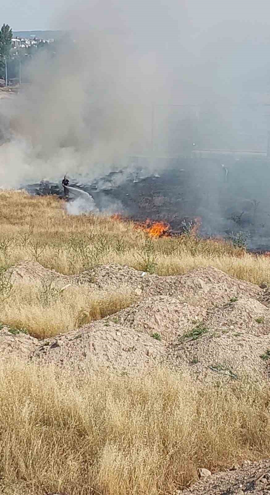 YHT hattına metreler kala çıkan yangın kontrol altına alındı