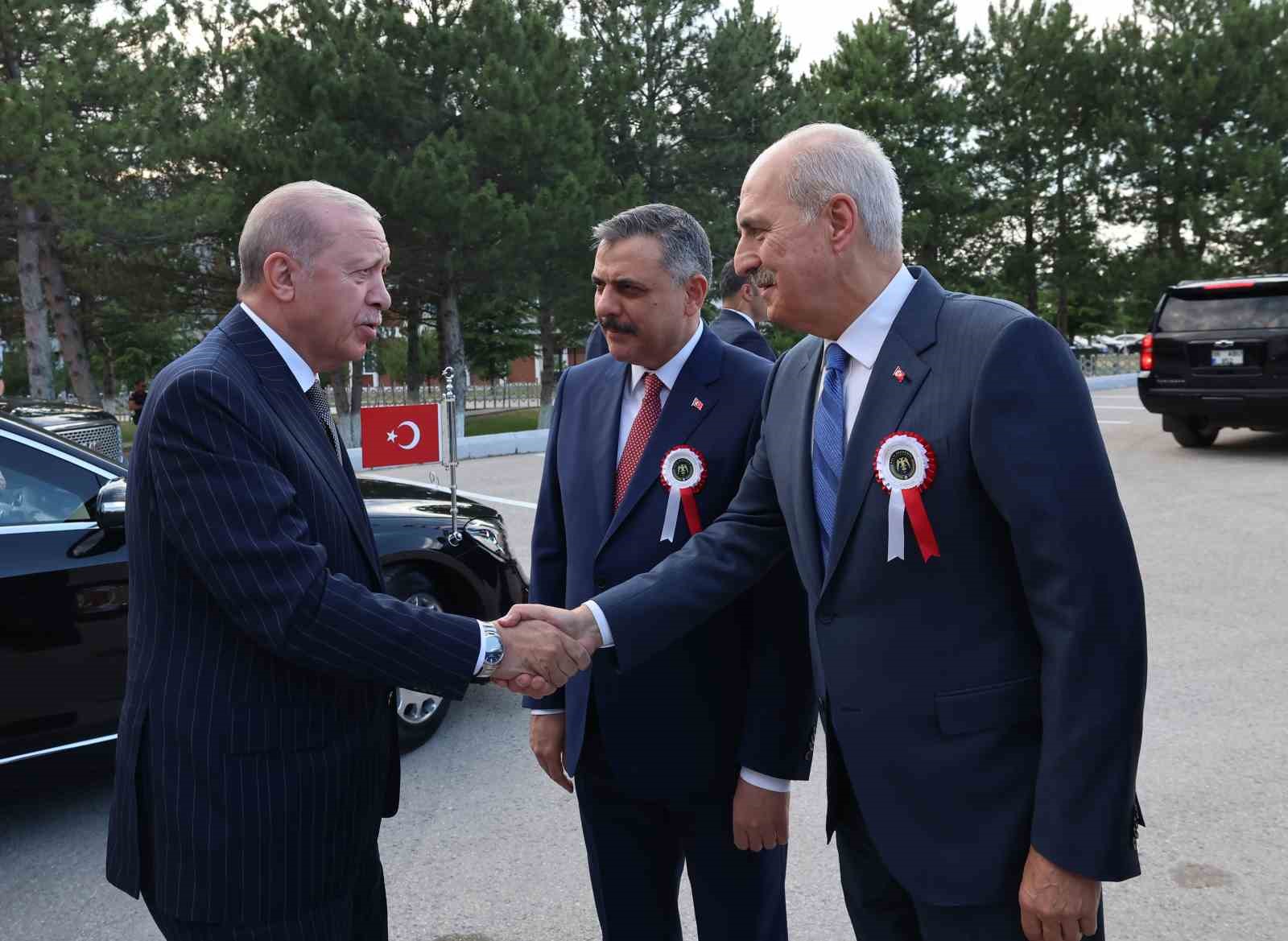 Cumhurbaşkanı Erdoğan: "Zor, hassas ve mesuliyeti fevkalade yüksek bir görevi icra eden emniyet teşkilatımızın talep ve beklentilerini asla göz ardı etmiyoruz"