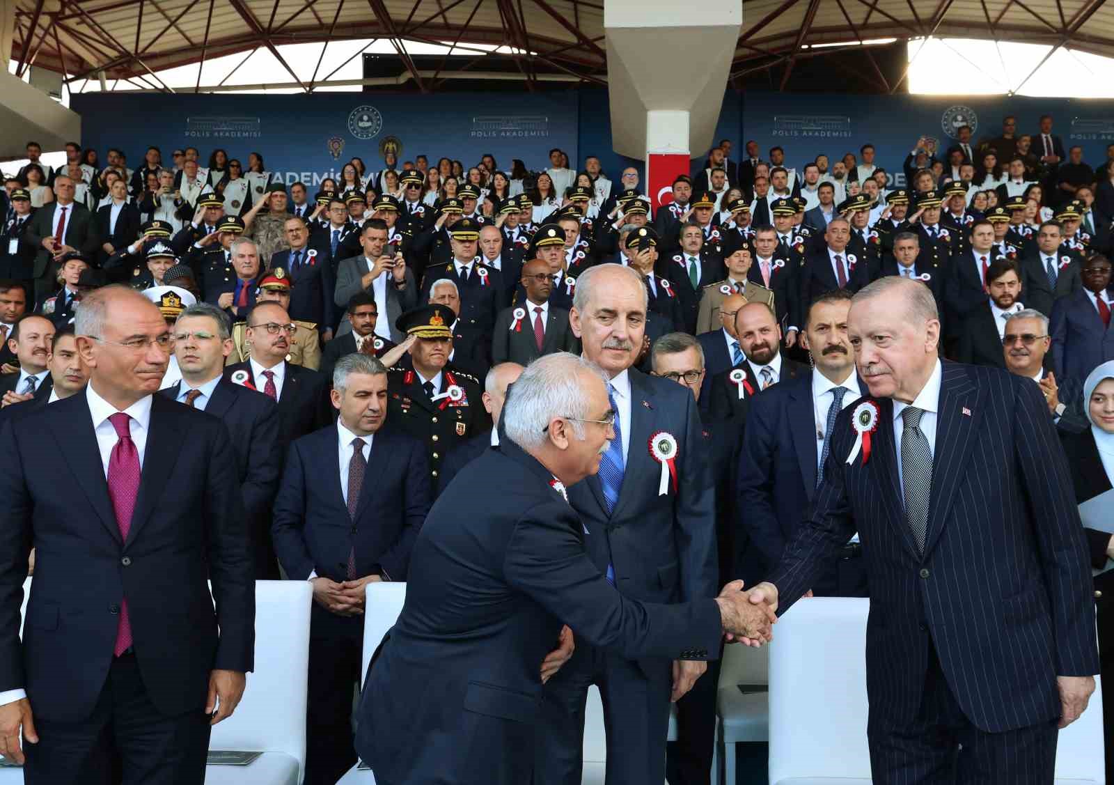 Cumhurbaşkanı Erdoğan: "Zor, hassas ve mesuliyeti fevkalade yüksek bir görevi icra eden emniyet teşkilatımızın talep ve beklentilerini asla göz ardı etmiyoruz"
