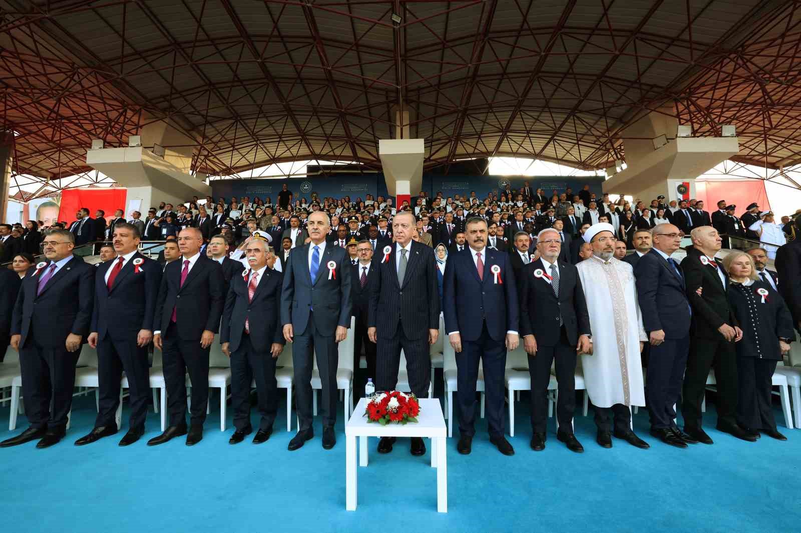 Cumhurbaşkanı Erdoğan: "Zor, hassas ve mesuliyeti fevkalade yüksek bir görevi icra eden emniyet teşkilatımızın talep ve beklentilerini asla göz ardı etmiyoruz"