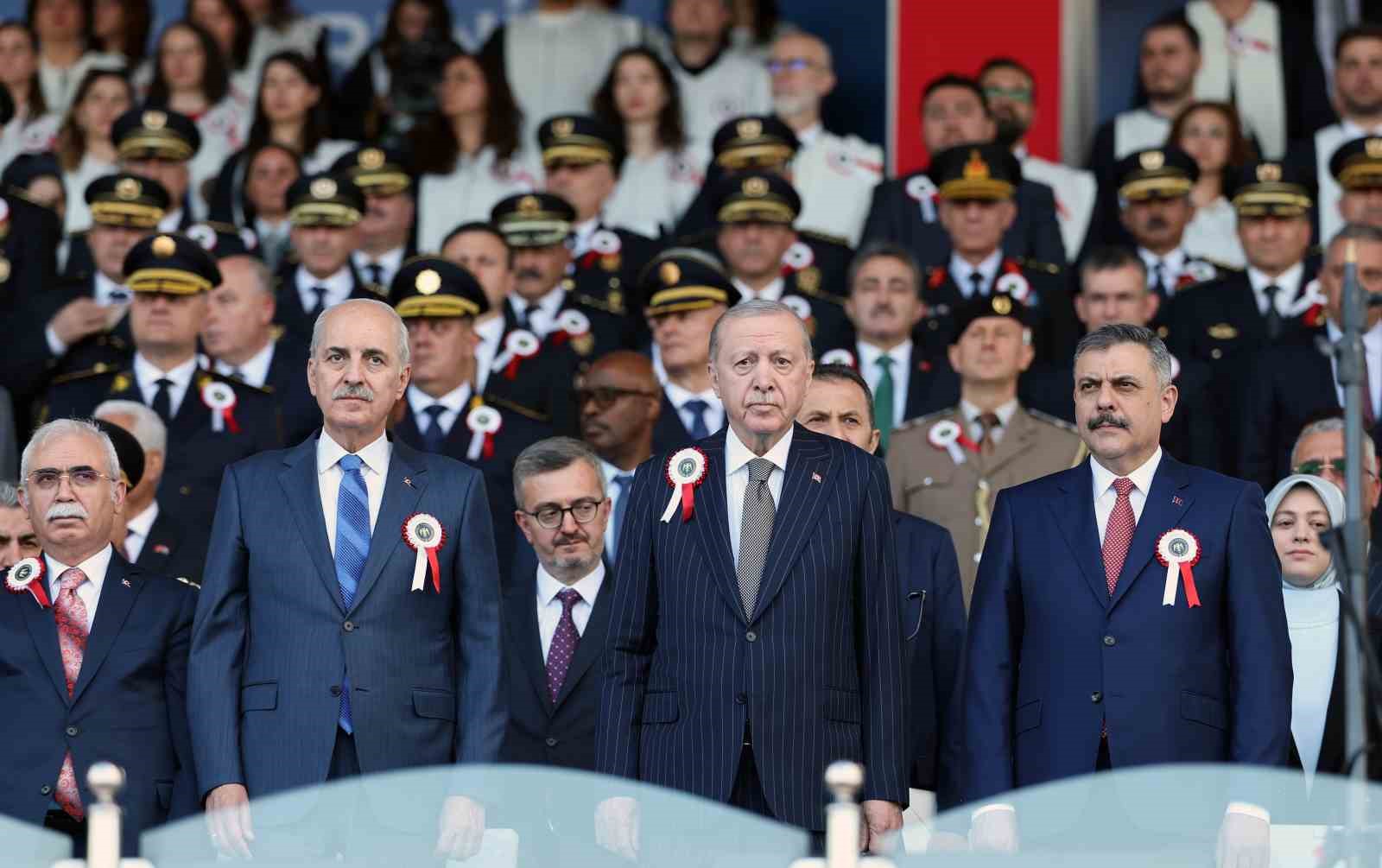 Cumhurbaşkanı Erdoğan: "Zor, hassas ve mesuliyeti fevkalade yüksek bir görevi icra eden emniyet teşkilatımızın talep ve beklentilerini asla göz ardı etmiyoruz"