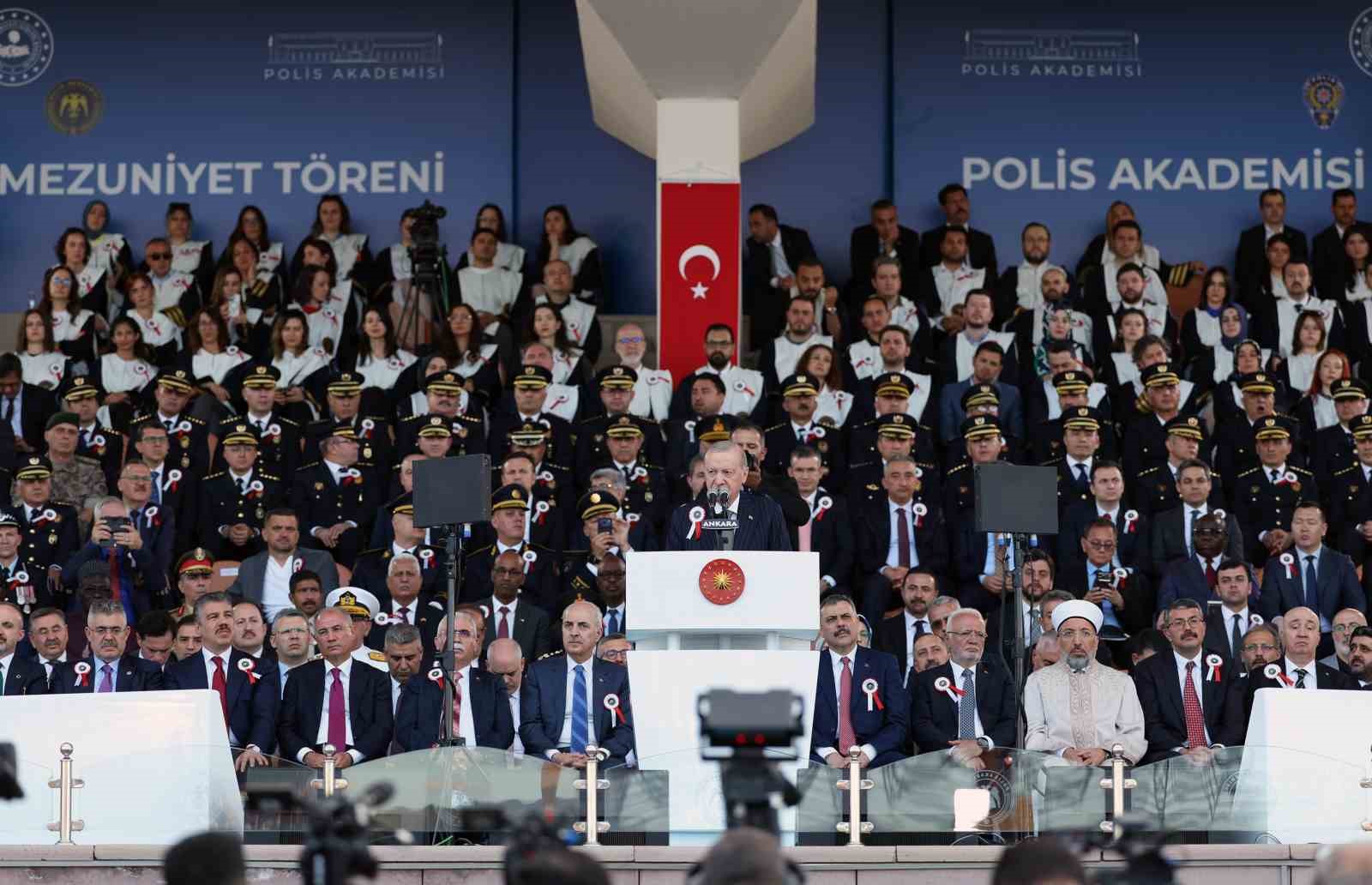 Cumhurbaşkanı Erdoğan: "Zor, hassas ve mesuliyeti fevkalade yüksek bir görevi icra eden emniyet teşkilatımızın talep ve beklentilerini asla göz ardı etmiyoruz"