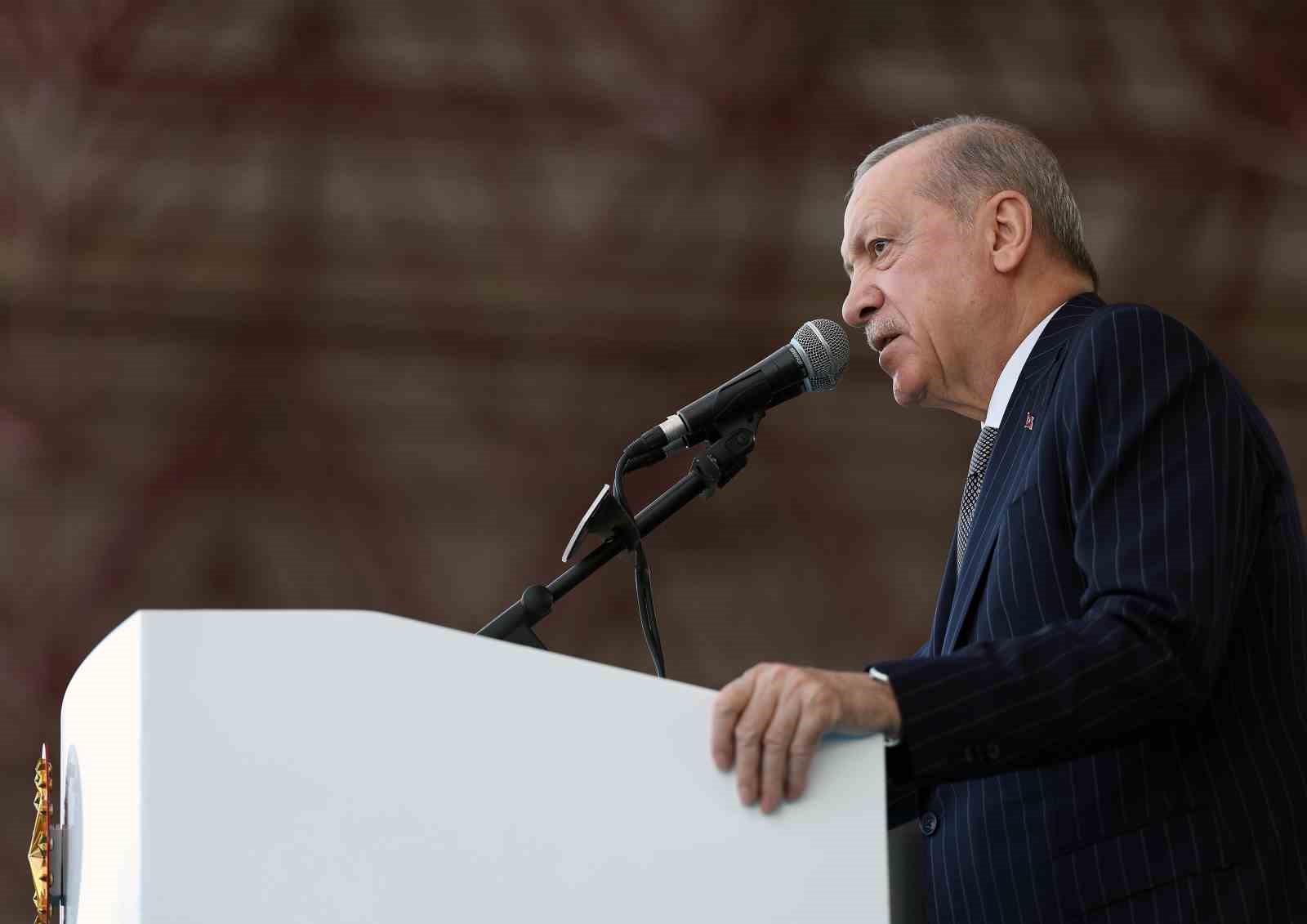 Cumhurbaşkanı Erdoğan: "Zor, hassas ve mesuliyeti fevkalade yüksek bir görevi icra eden emniyet teşkilatımızın talep ve beklentilerini asla göz ardı etmiyoruz"