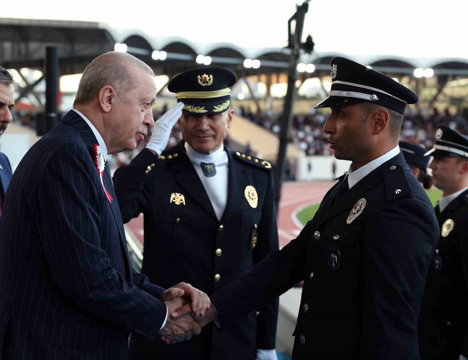 Cumhurbaşkanı Erdoğan: "Zor, hassas ve mesuliyeti fevkalade yüksek bir görevi icra eden emniyet teşkilatımızın talep ve beklentilerini asla göz ardı etmiyoruz"
