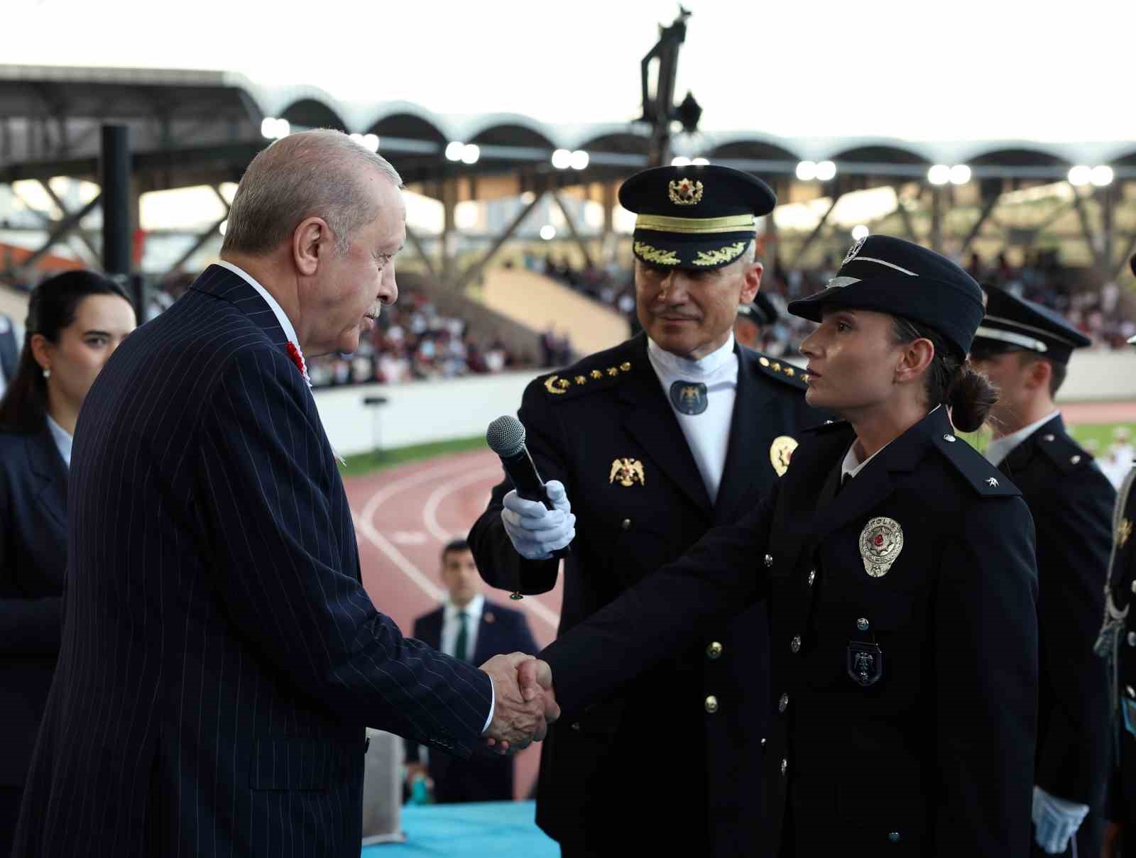 Cumhurbaşkanı Erdoğan: "Zor, hassas ve mesuliyeti fevkalade yüksek bir görevi icra eden emniyet teşkilatımızın talep ve beklentilerini asla göz ardı etmiyoruz"