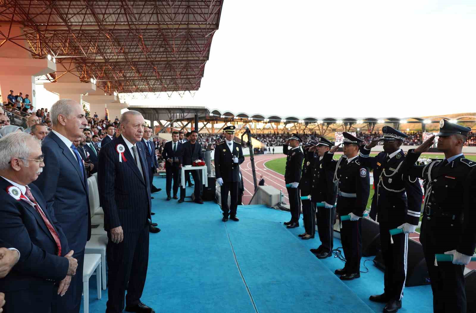 Cumhurbaşkanı Erdoğan: "Zor, hassas ve mesuliyeti fevkalade yüksek bir görevi icra eden emniyet teşkilatımızın talep ve beklentilerini asla göz ardı etmiyoruz"