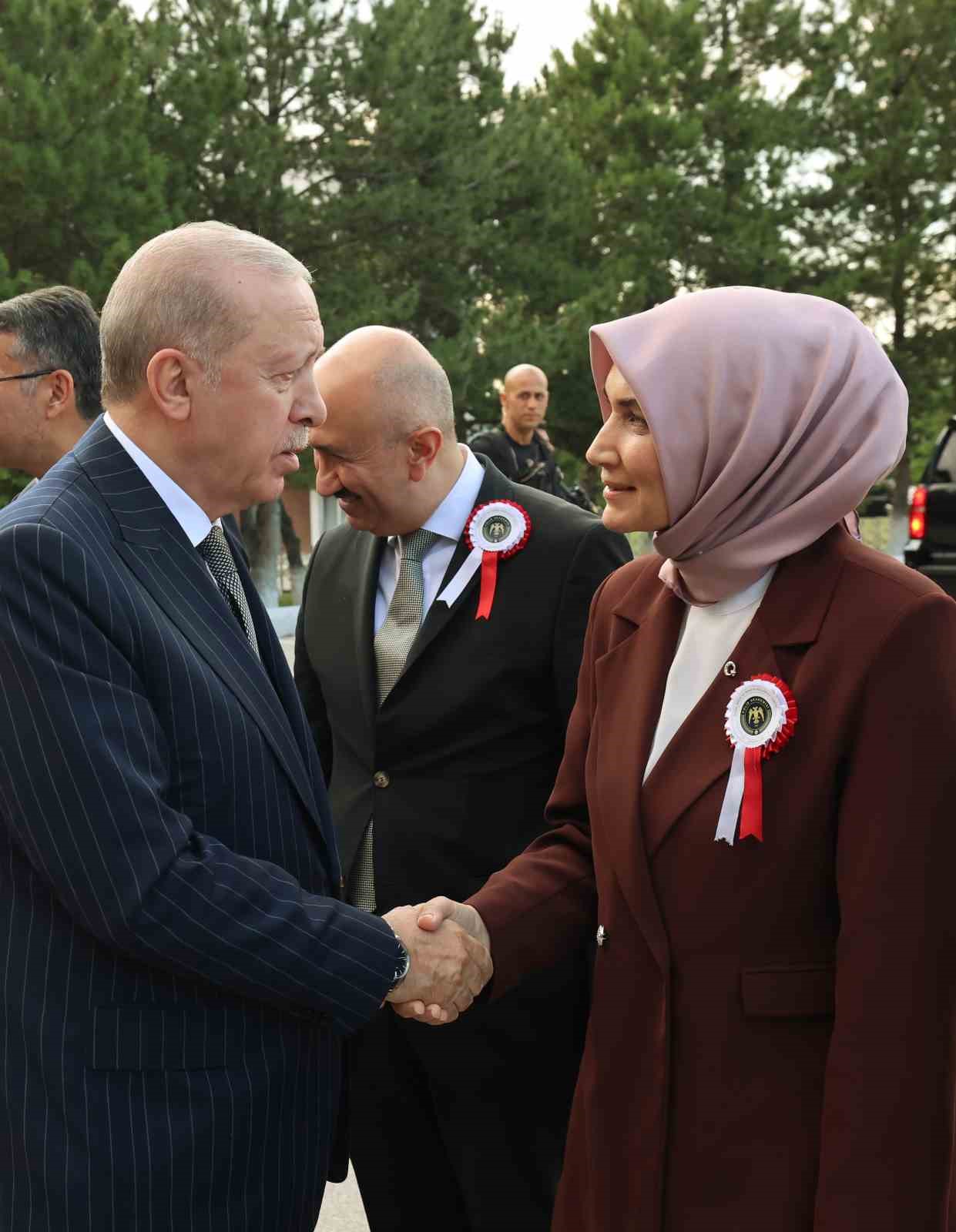 Cumhurbaşkanı Erdoğan: "Zor, hassas ve mesuliyeti fevkalade yüksek bir görevi icra eden emniyet teşkilatımızın talep ve beklentilerini asla göz ardı etmiyoruz"