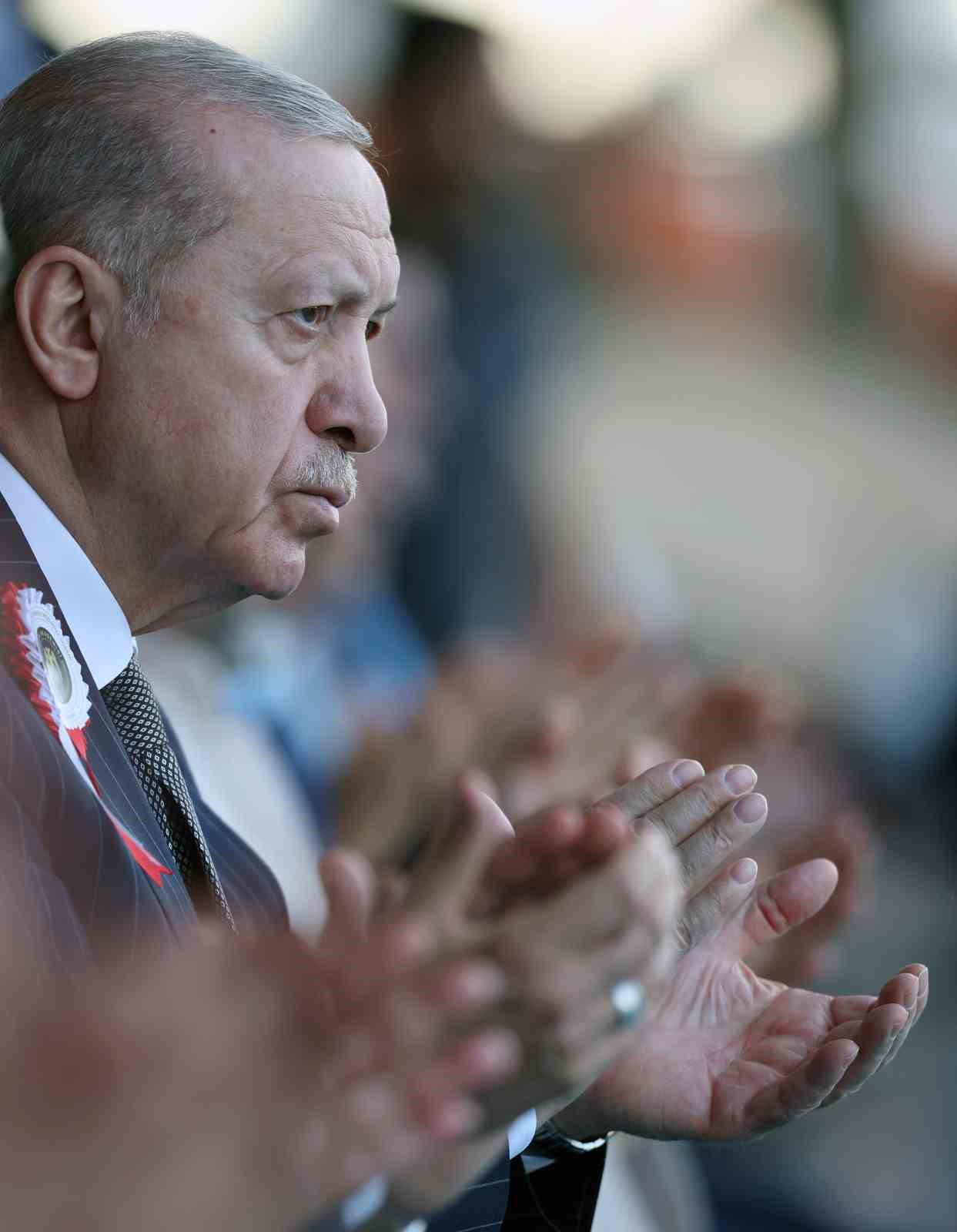 Cumhurbaşkanı Erdoğan: "Zor, hassas ve mesuliyeti fevkalade yüksek bir görevi icra eden emniyet teşkilatımızın talep ve beklentilerini asla göz ardı etmiyoruz"