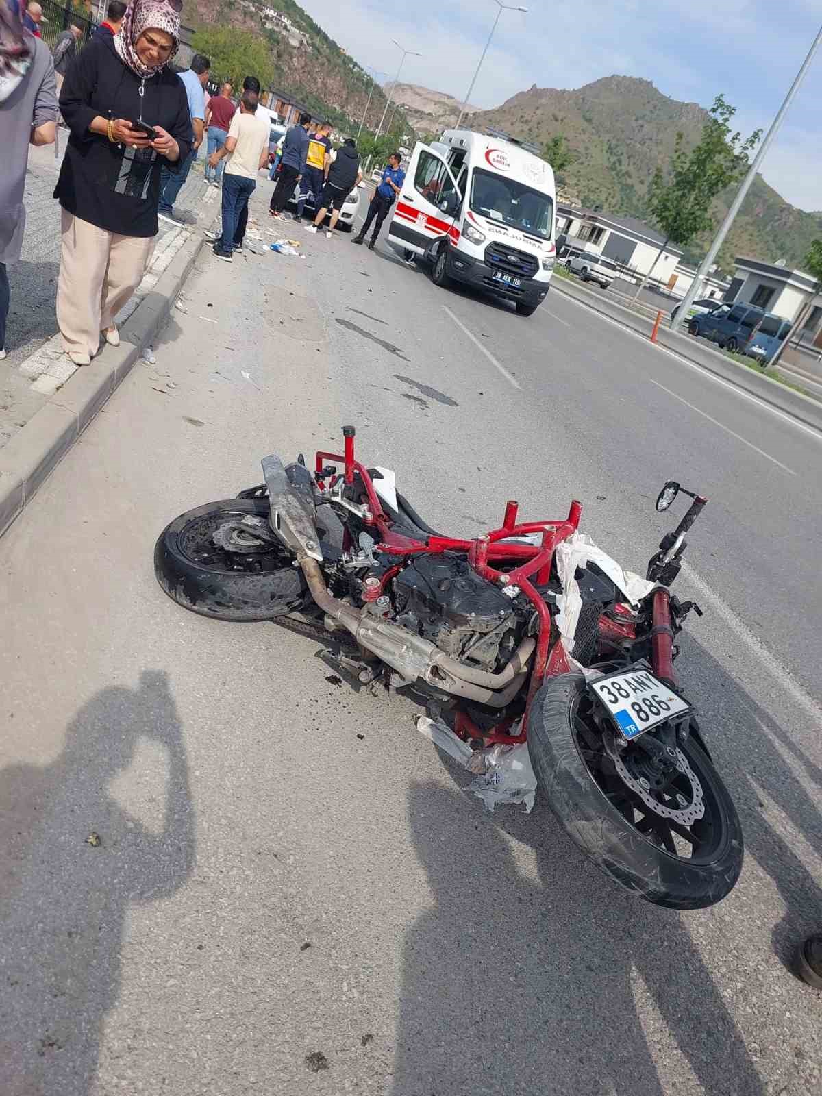 Baba-oğulun yaralandığı trafik kazası kamerada