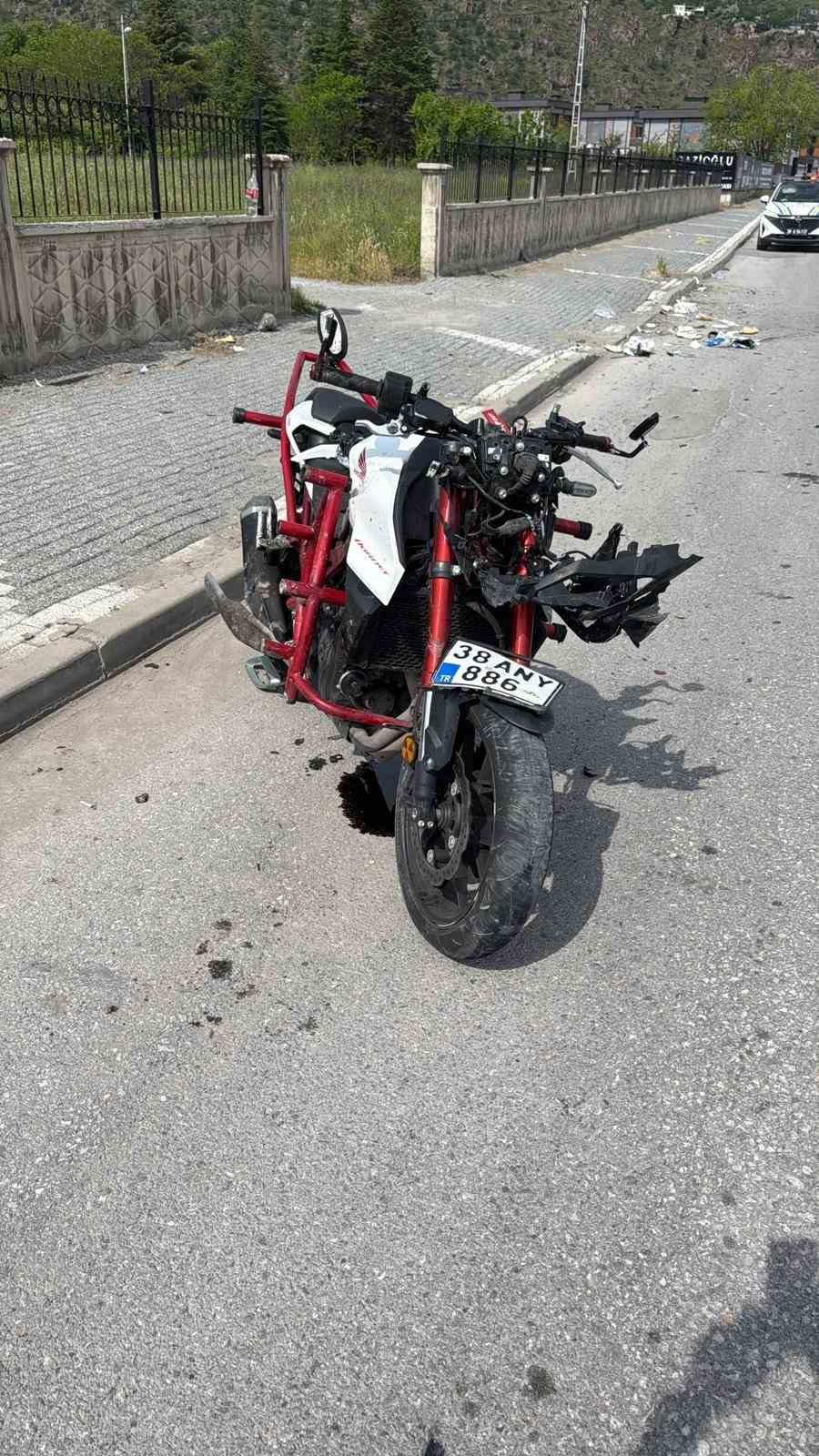Baba-oğulun yaralandığı trafik kazası kamerada