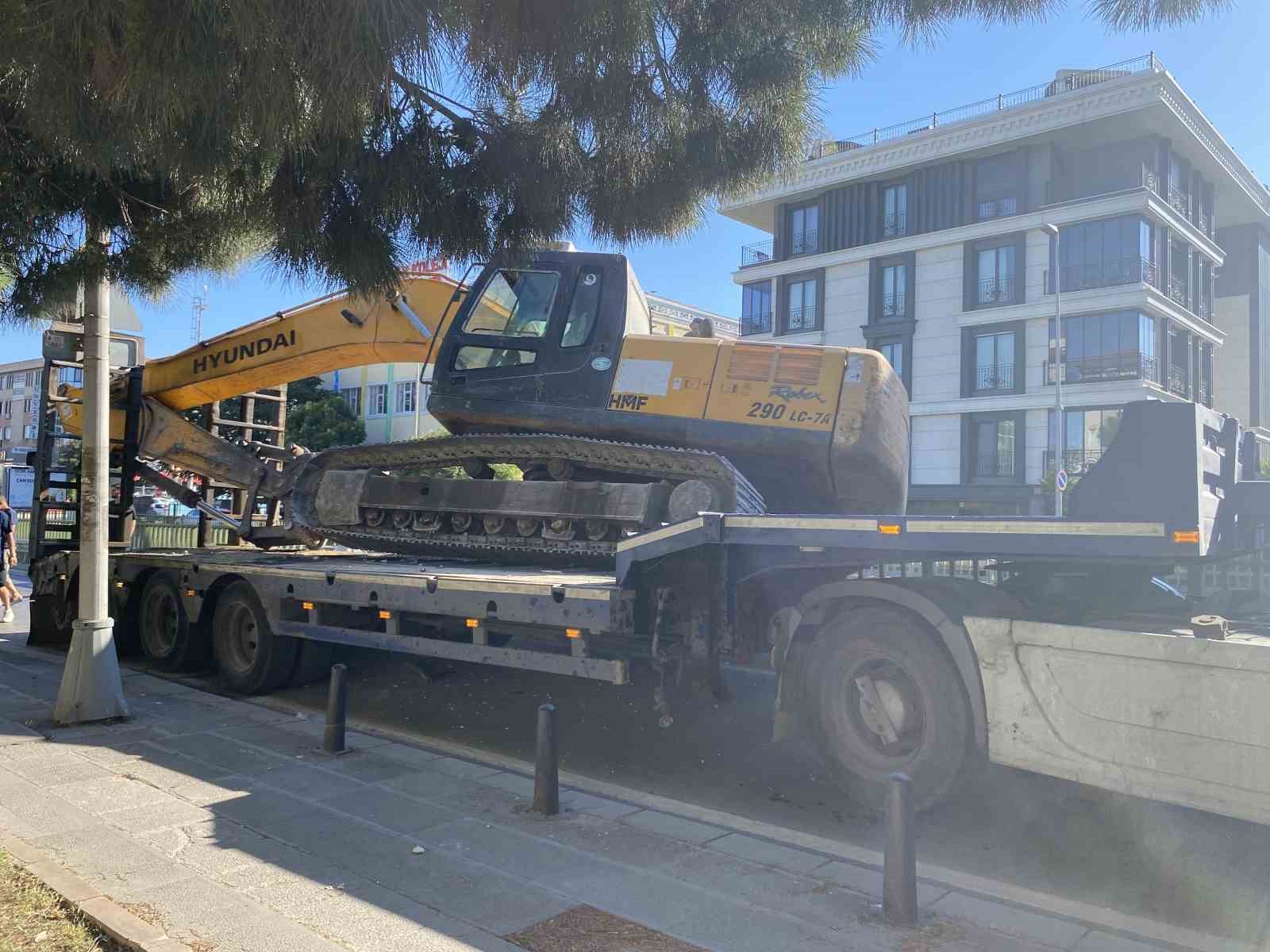 Bahçelievler’de tırın taşıdığı iş makinesi bariyerlere çarptı
