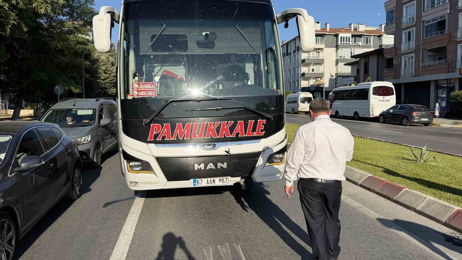 Lüleburgaz’da yaya geçidinde yavaşlayan otomobile yolcu otobüsü çarptı