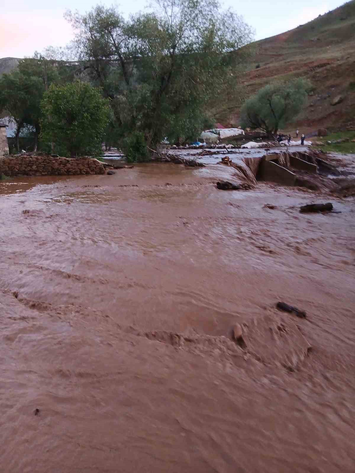 Tekman’da doğal afet: Sel ve kasırga peş peşe geldi