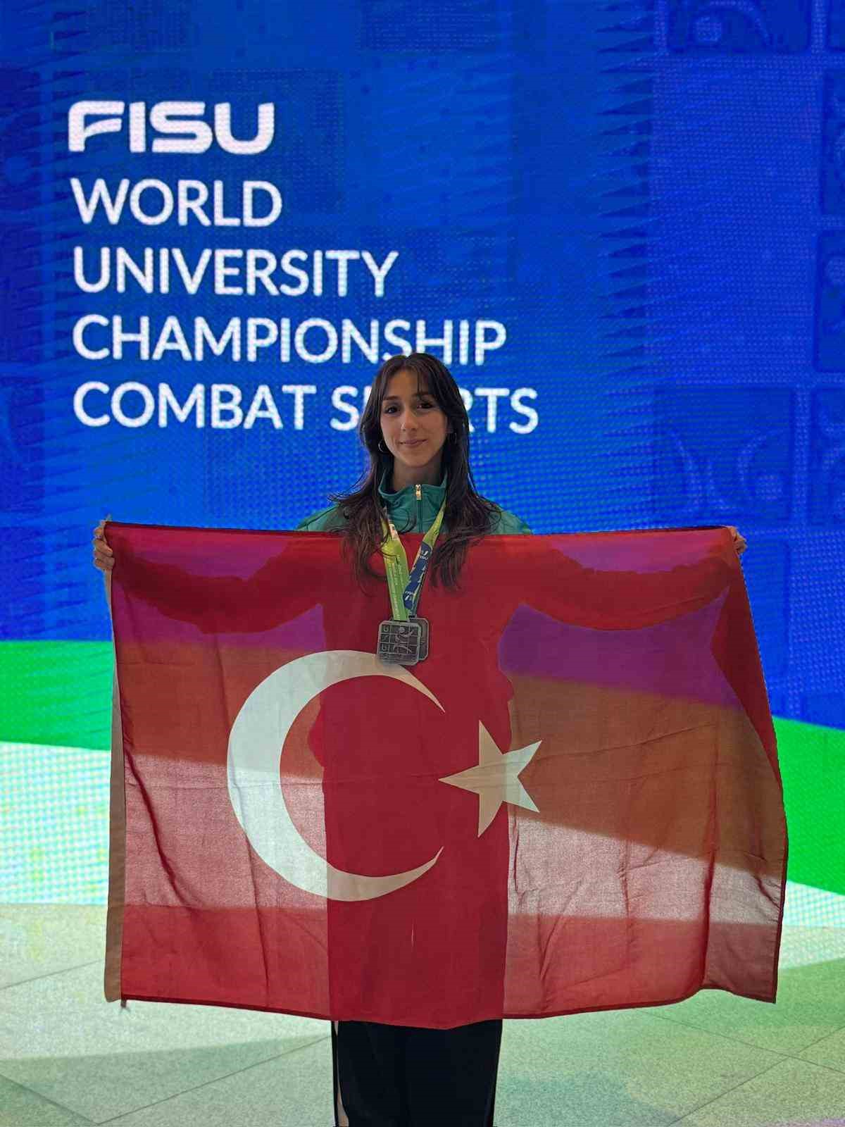 Egeli sporcu Liyne Nisa Akgül’den çifte dünya ikinciliği