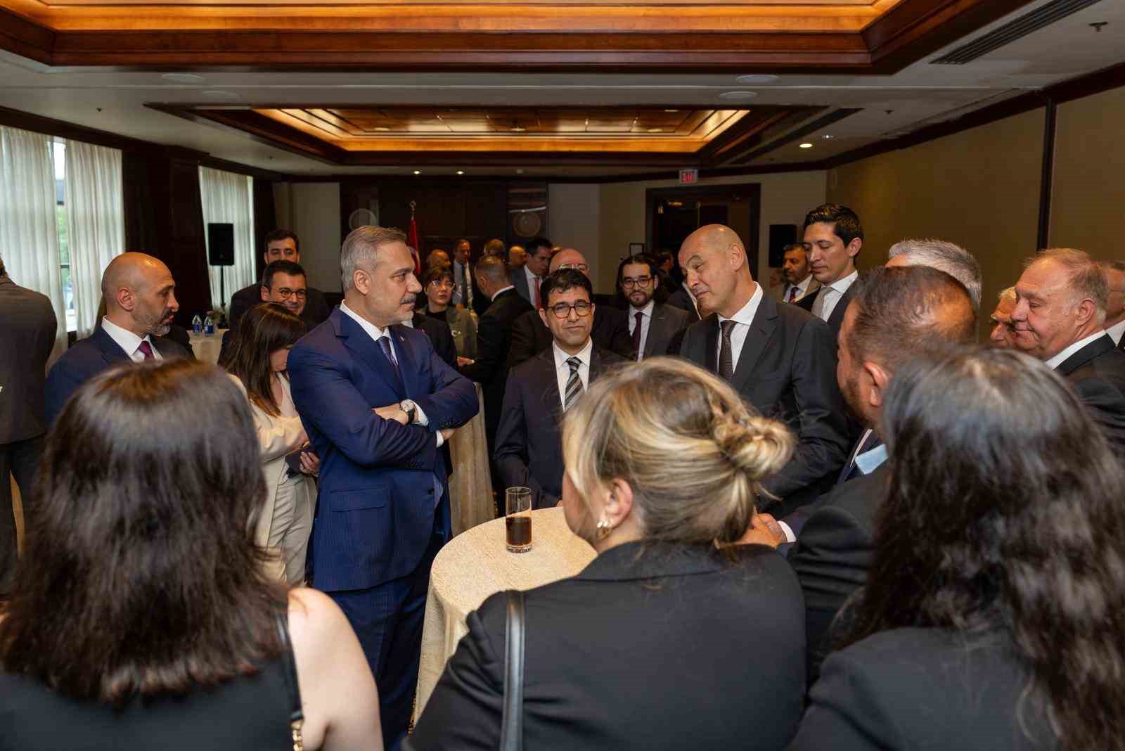 Bakan Fidan, Kanada’da Türk iş adamlarıyla bir araya geldi