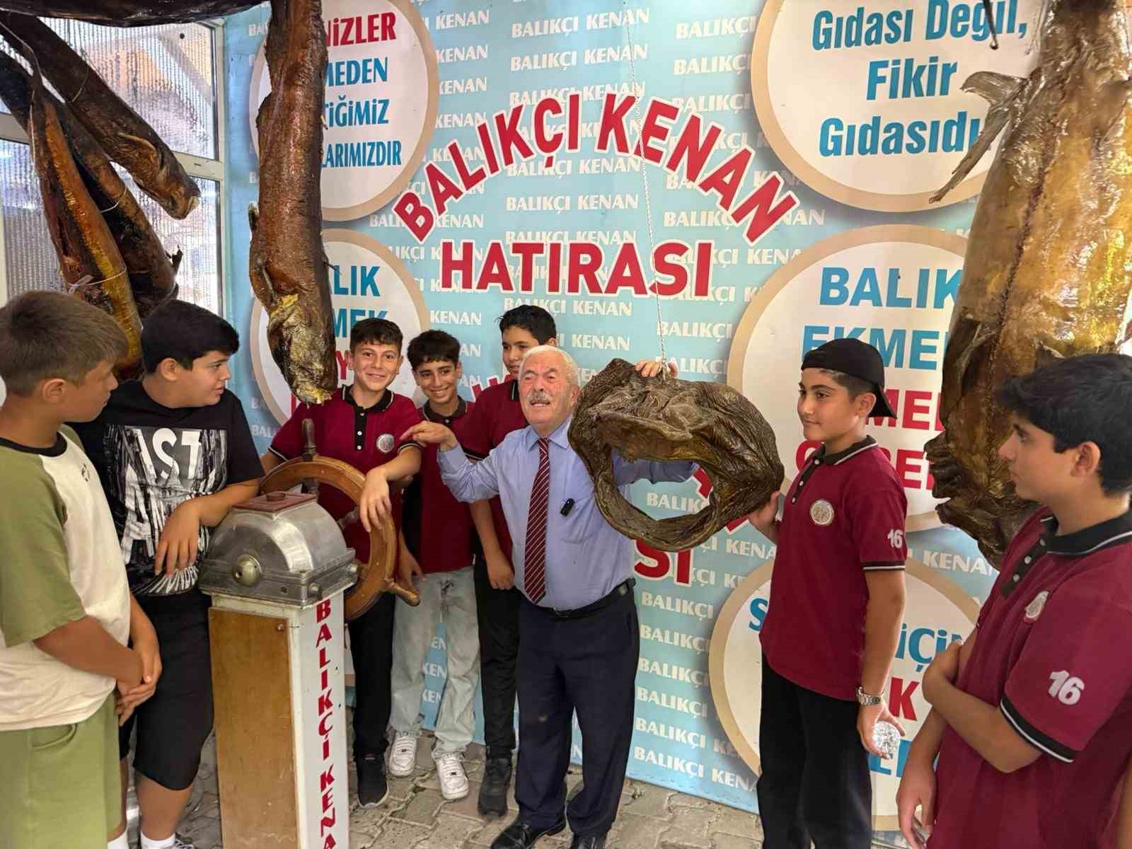 Karne gününde öğrencilere ücretsiz 1 ton balık ekmek