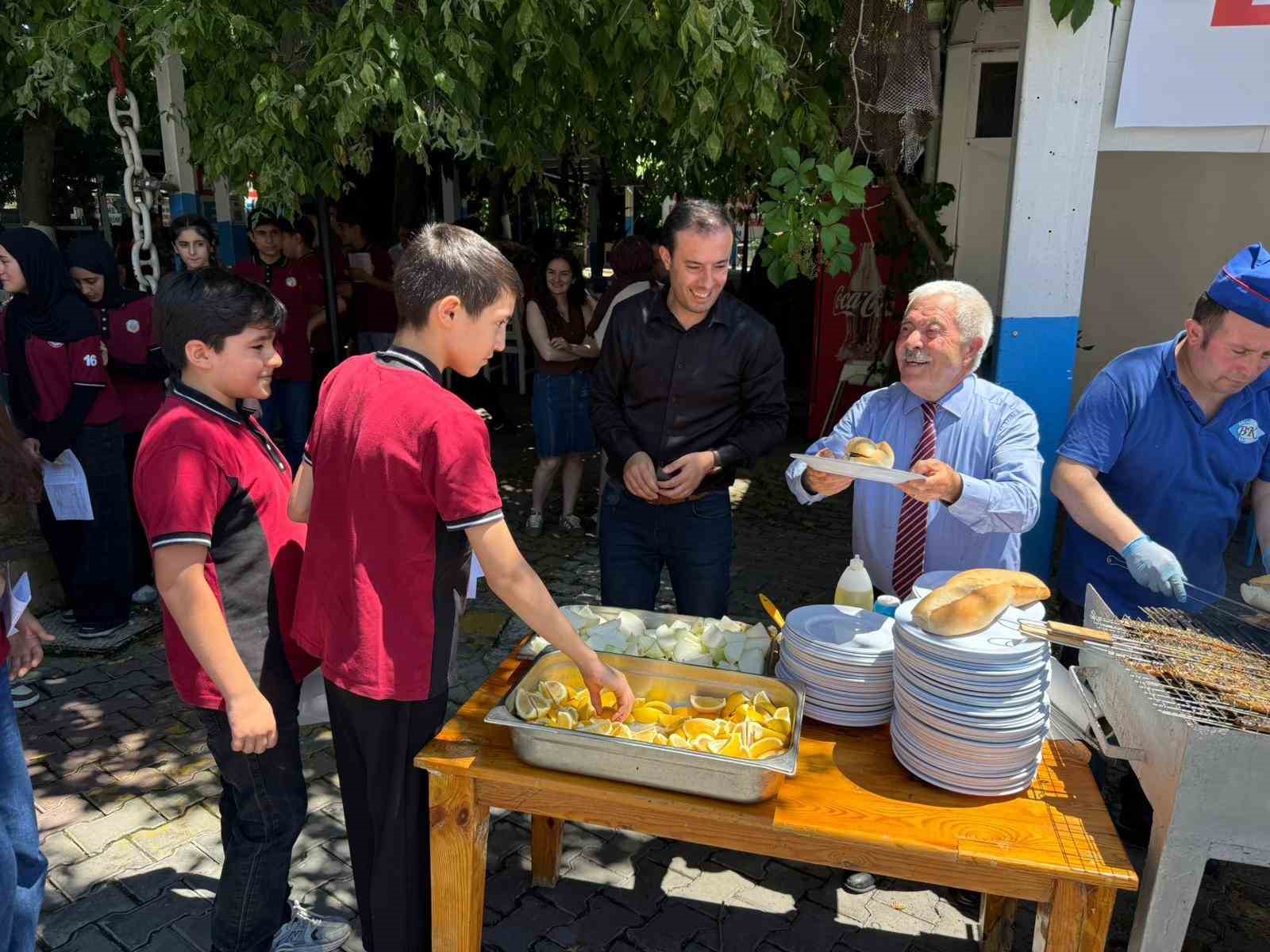 Karne gününde öğrencilere ücretsiz 1 ton balık ekmek