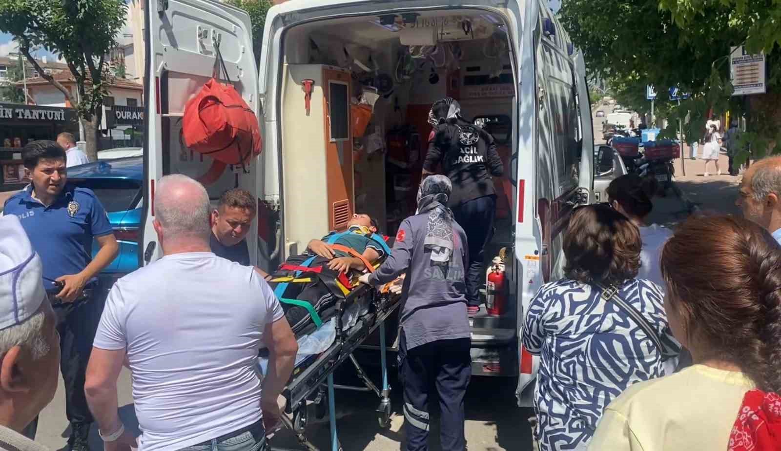 Takdir belgesi sevinci hastanede bitti: Yolun karşısına geçerken otomobil çarptı
