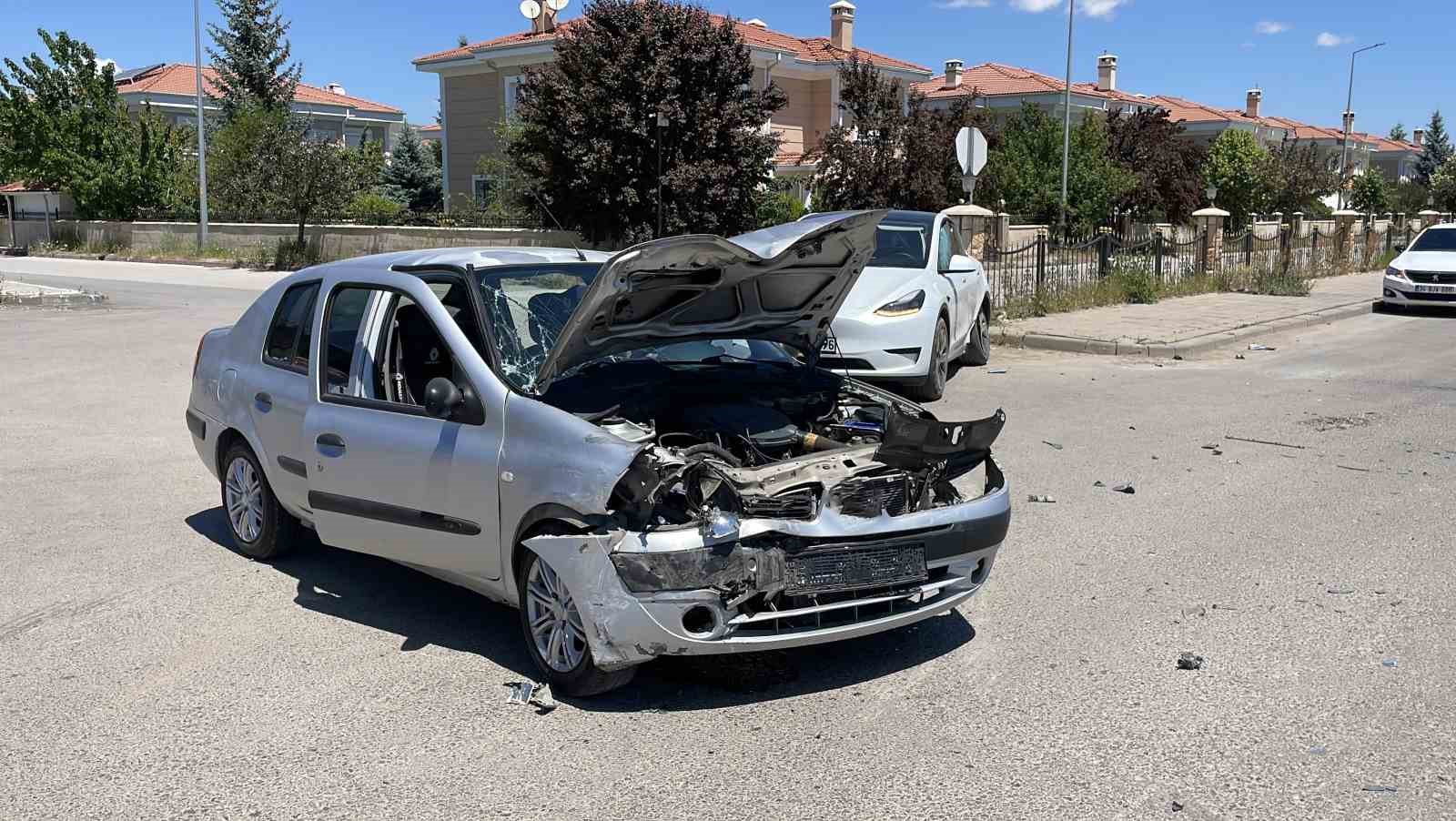 Sivas’ta otomobiller çarpıştı: 2 yaralı
