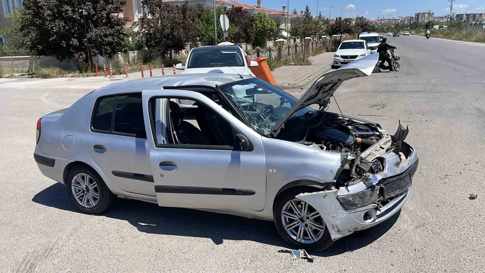 Sivas’ta otomobiller çarpıştı: 2 yaralı