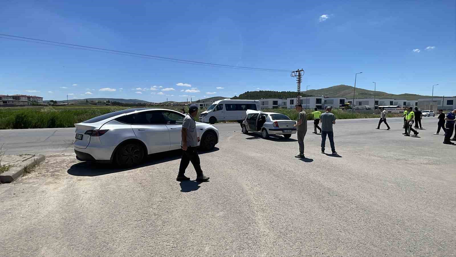 Sivas’ta otomobiller çarpıştı: 2 yaralı