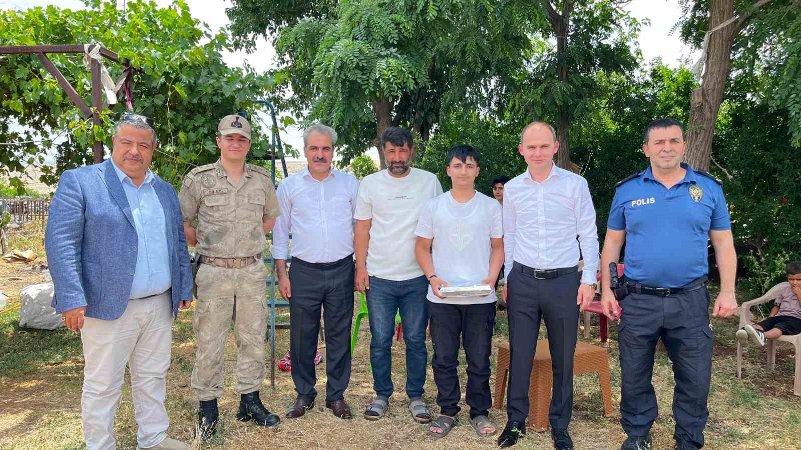 Okul saldırısında yaralanan öğrencilere karneleri evlerinde verildi