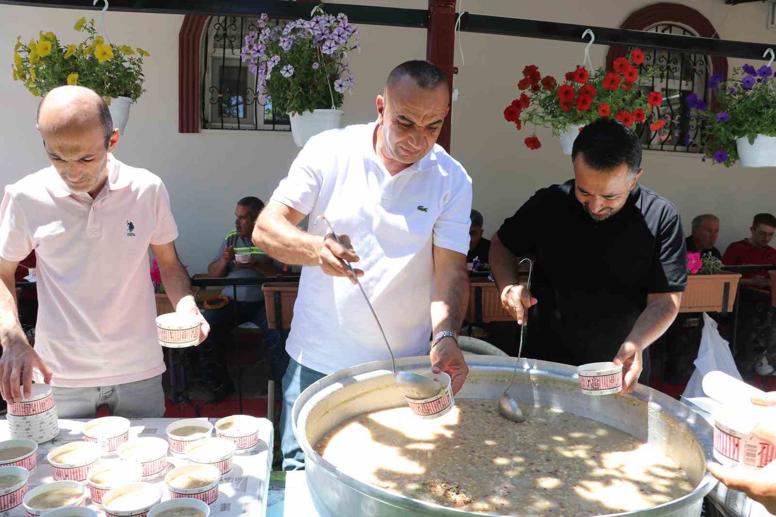 Sivas’ta vatandaşlara aşure dağıtıldı