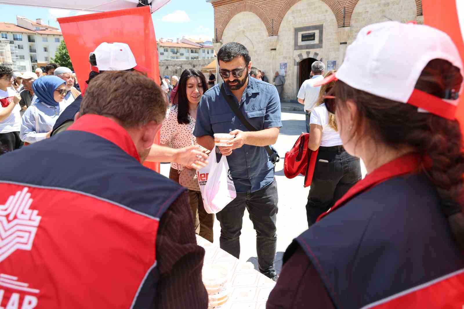 Sivas’ta vatandaşlara aşure dağıtıldı