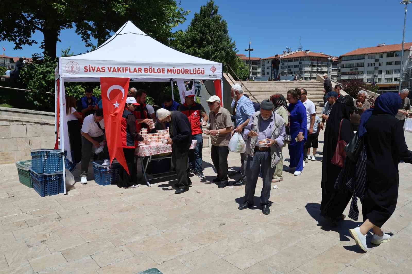 Sivas’ta vatandaşlara aşure dağıtıldı