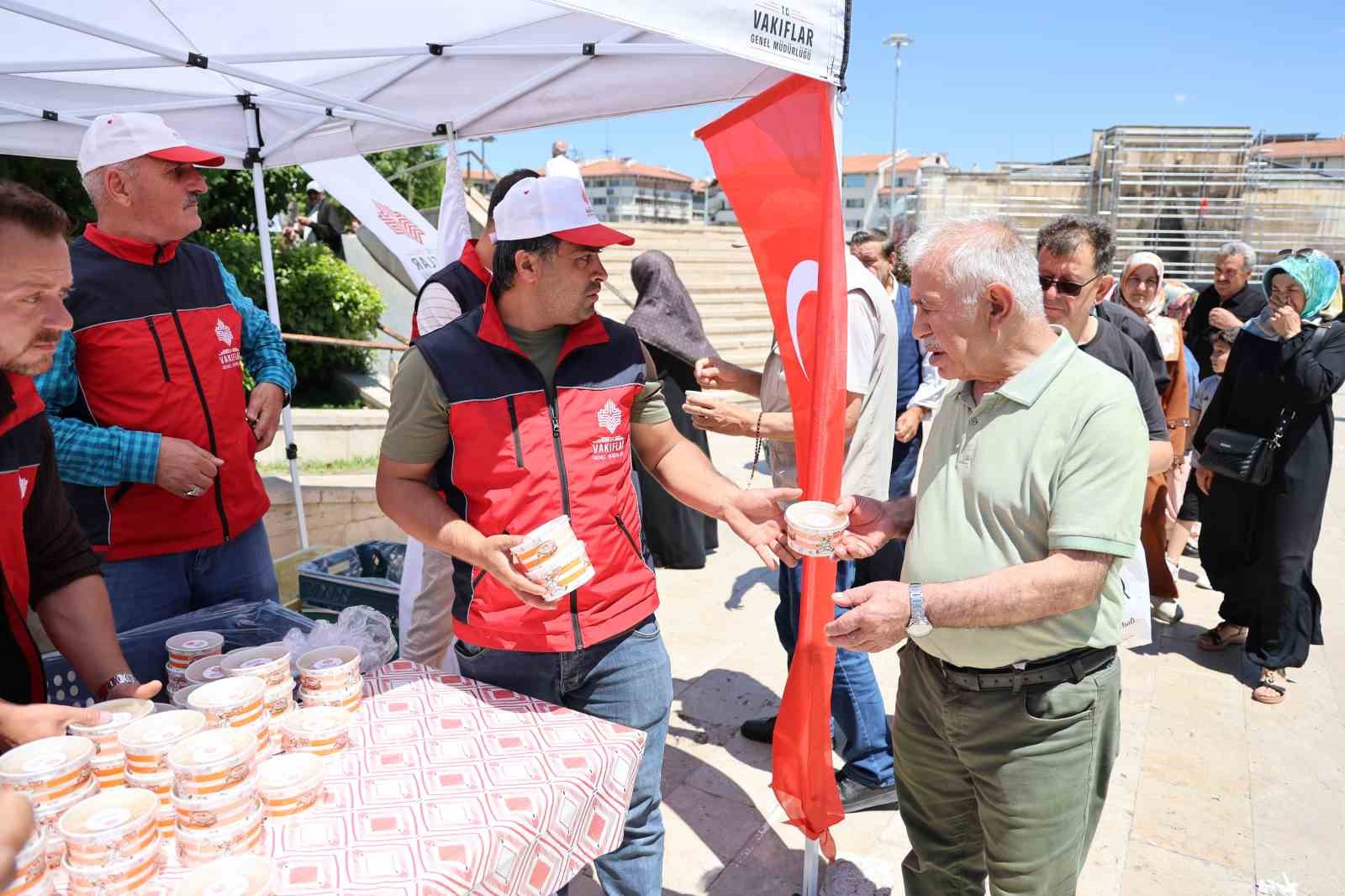 Sivas’ta vatandaşlara aşure dağıtıldı