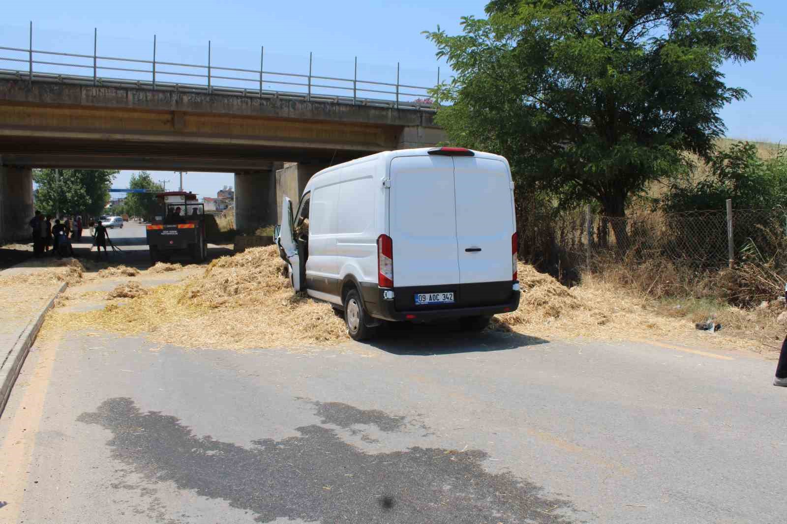 Köprüye takılan saman balyaları kamyonetin üzerine devrildi: 1 yaralı