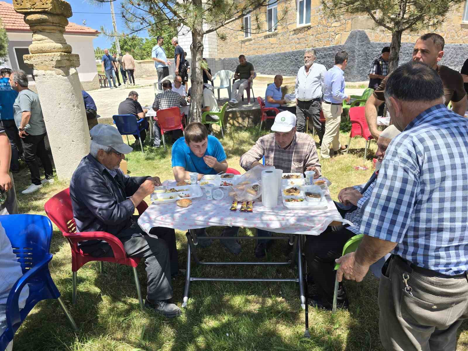 Aşure birliğe sebep oldu, onlarca kişi sofrada buluştu